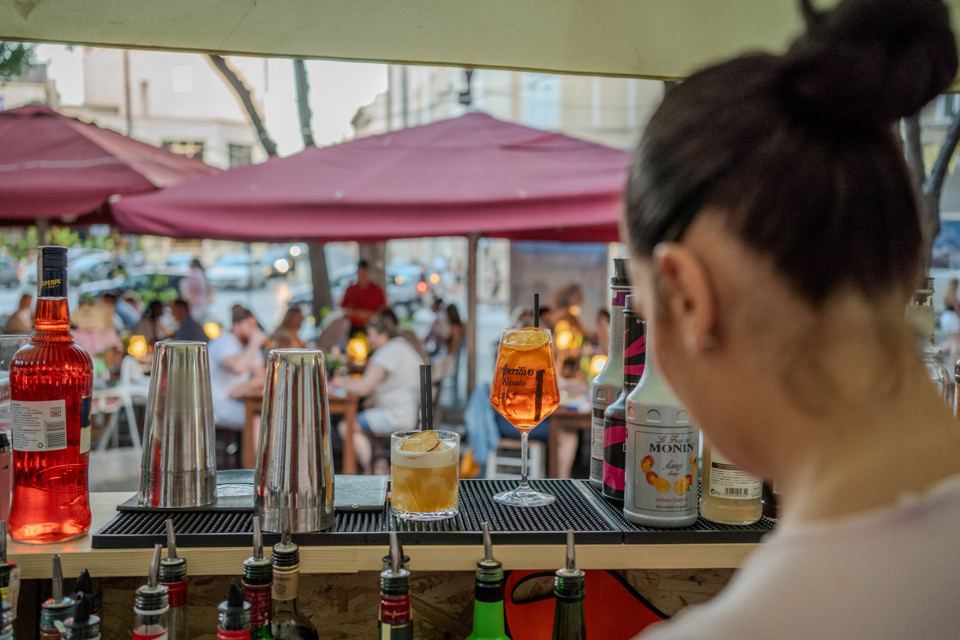 Bartender at the Corso bar with a view of the terrace
