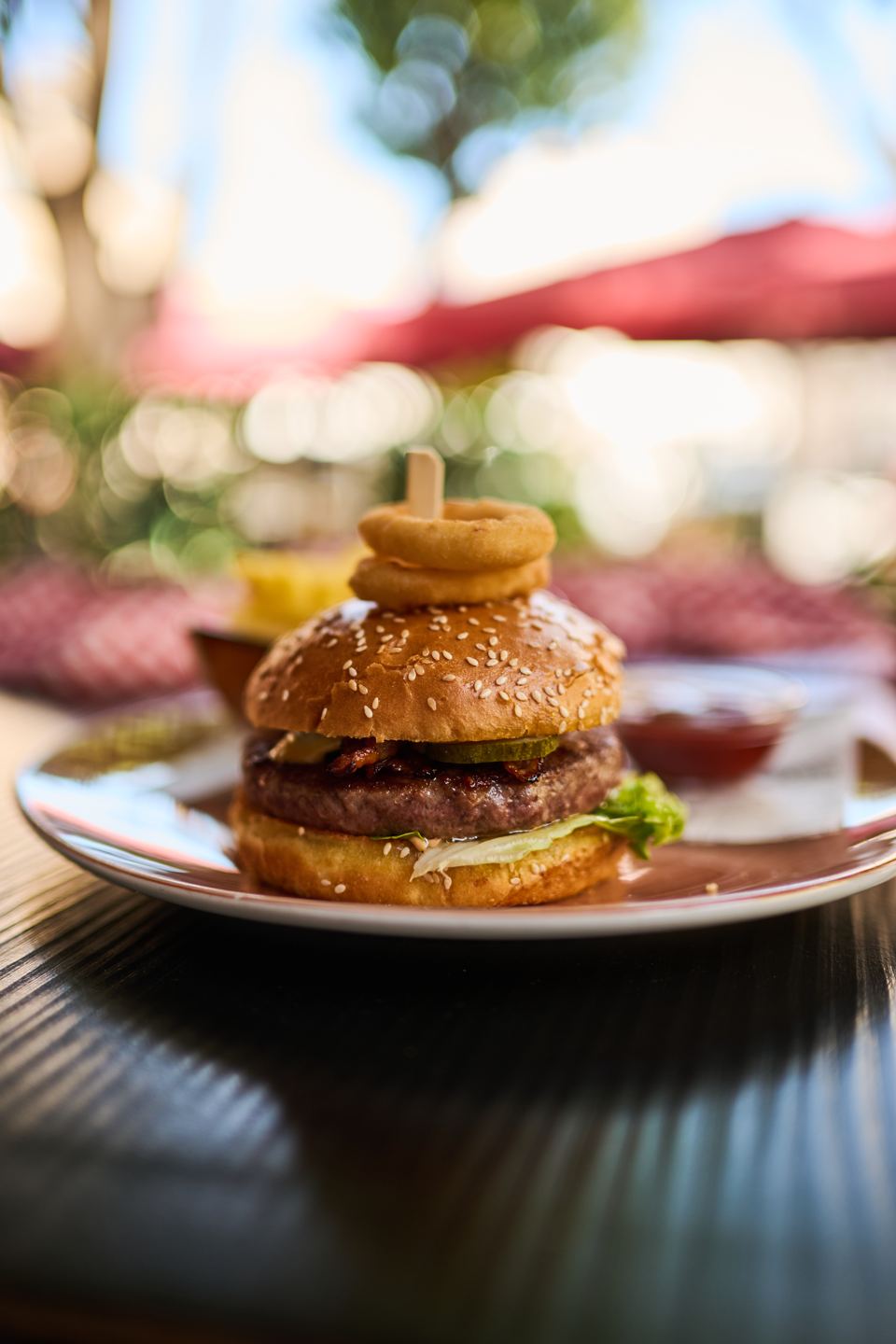 Corso burger with onion rings on the terrace